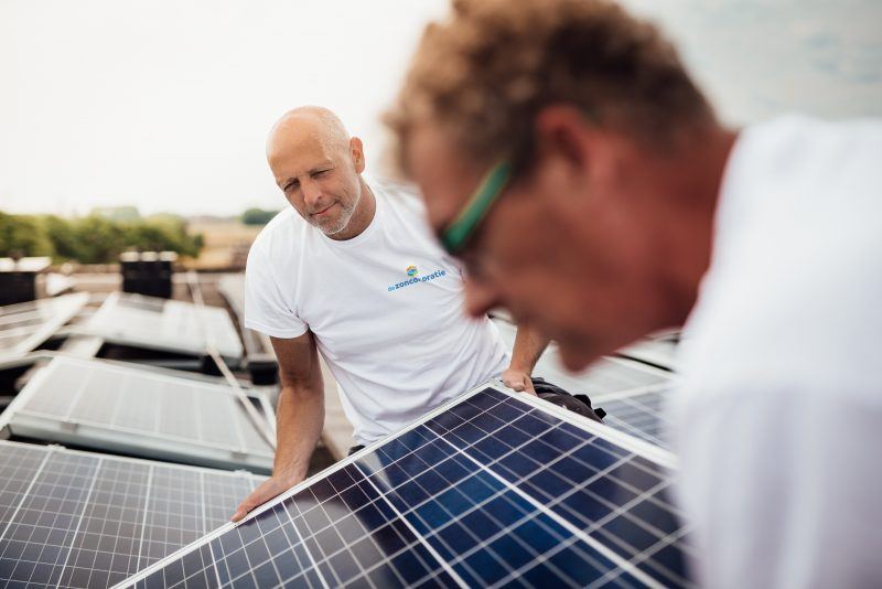 De Zoncorporatie - zonnepanelen installeren op dak 2