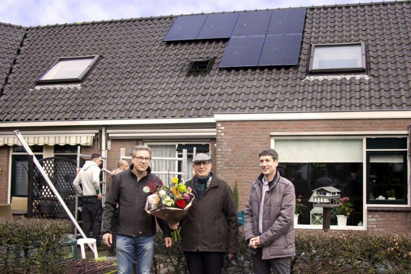 De Zoncorporatie - overhandiging bloemen zonnepanelen